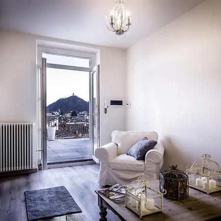 Unique View - Bymyhomeincomo Apartament